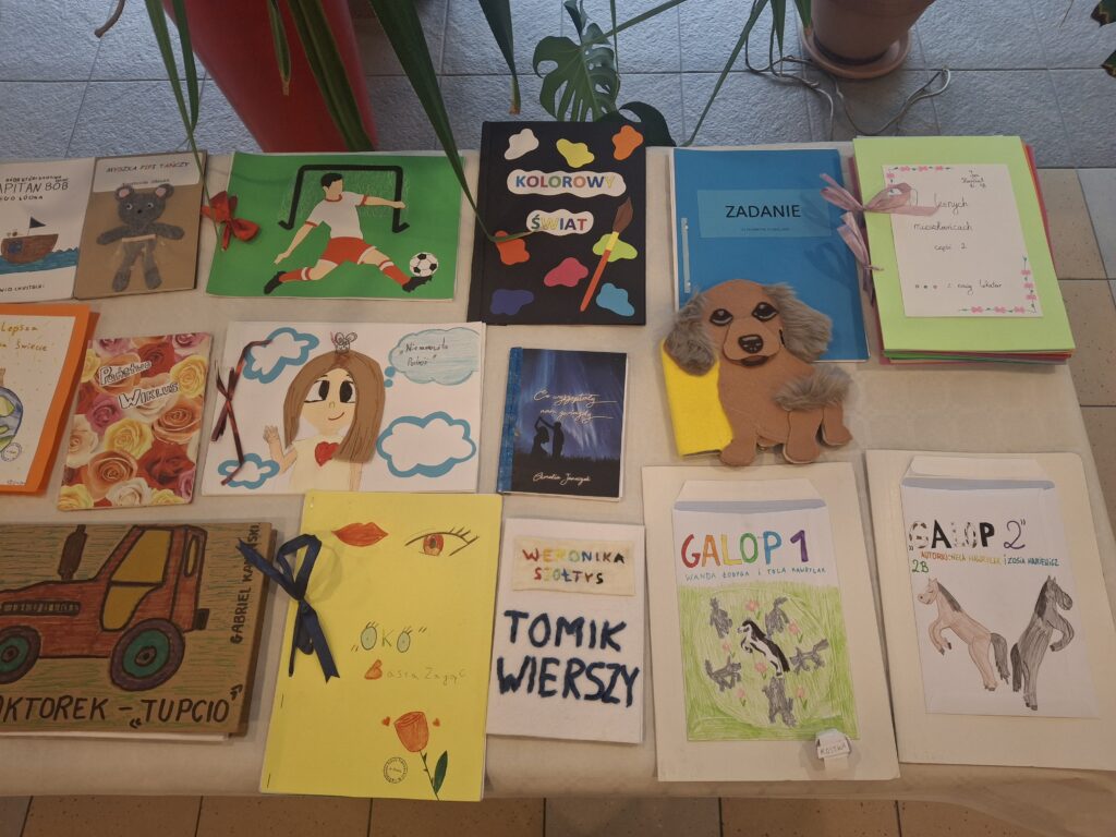 Prace konkursowe- książki autorstwa uczniów szkół podstawowych. 