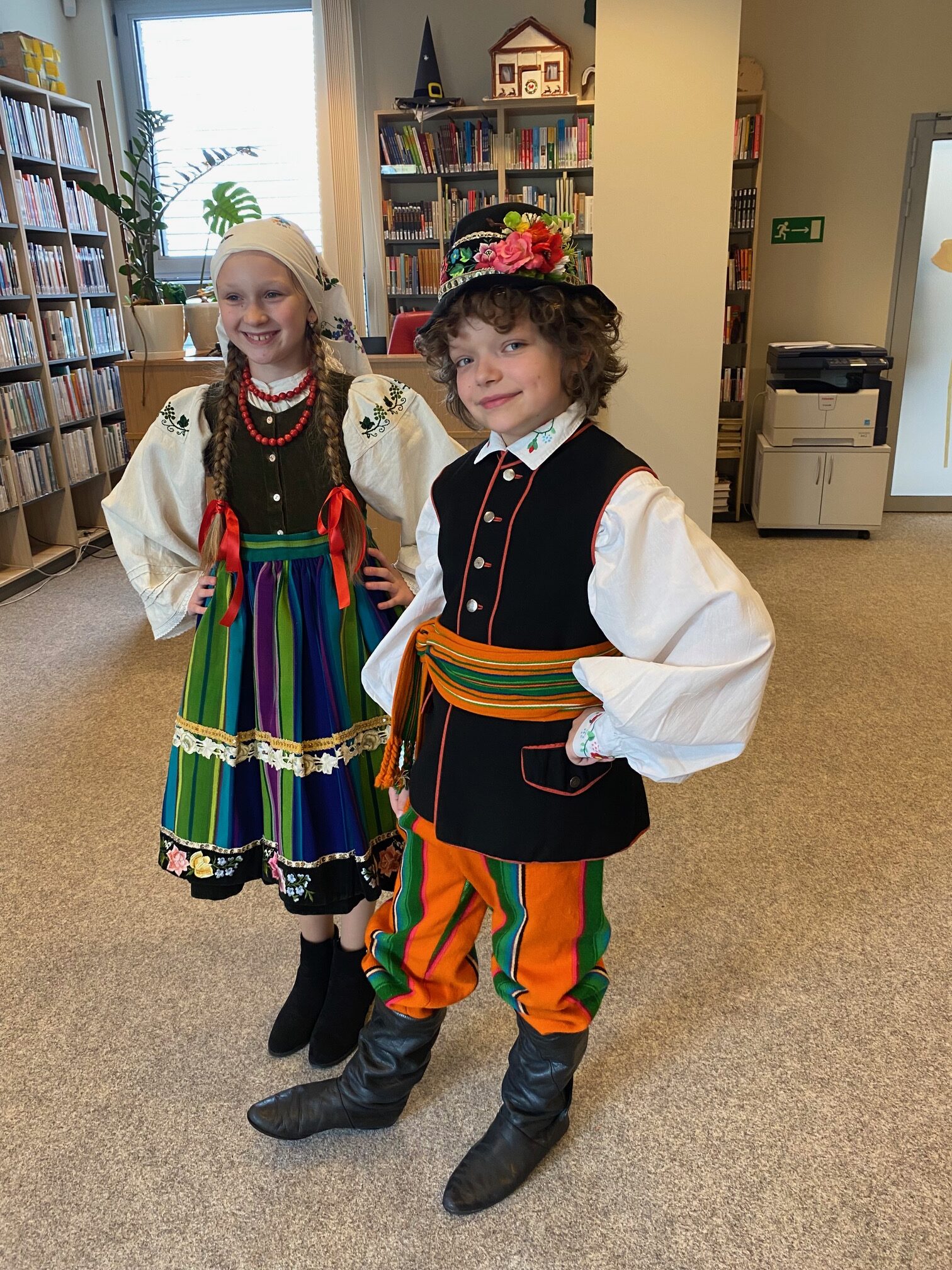 Dwoje dzieci w łowickich strojach ludowych