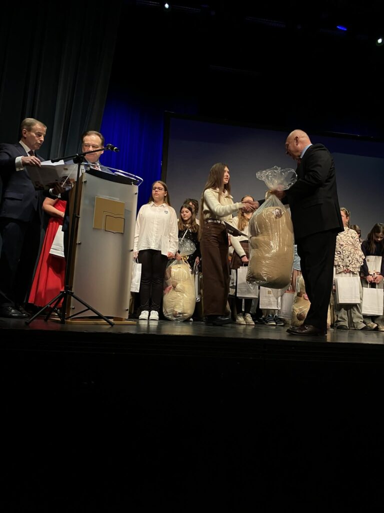 Rozdanie nagród. Nagrody wręczał Pan Marszałek Województwa Mazowieckiego, Pan Wicestarosta Warszawski Zachodni oraz Pan Burmistrz Błonia