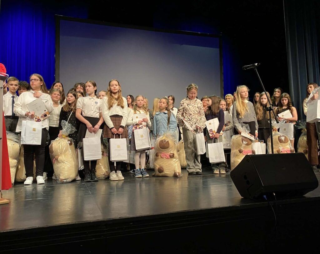 Uczniowie trzymający nagrody konkursowe