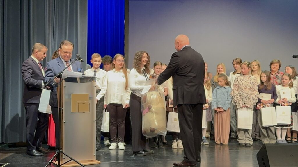 Uczennica I LO w Błoniu odbiera nagrodę I miejsce