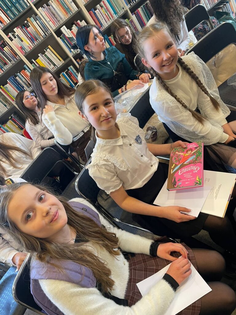 Uczniowie podczas spotkania autorskiego z Panią Agnieszką Olszanowską