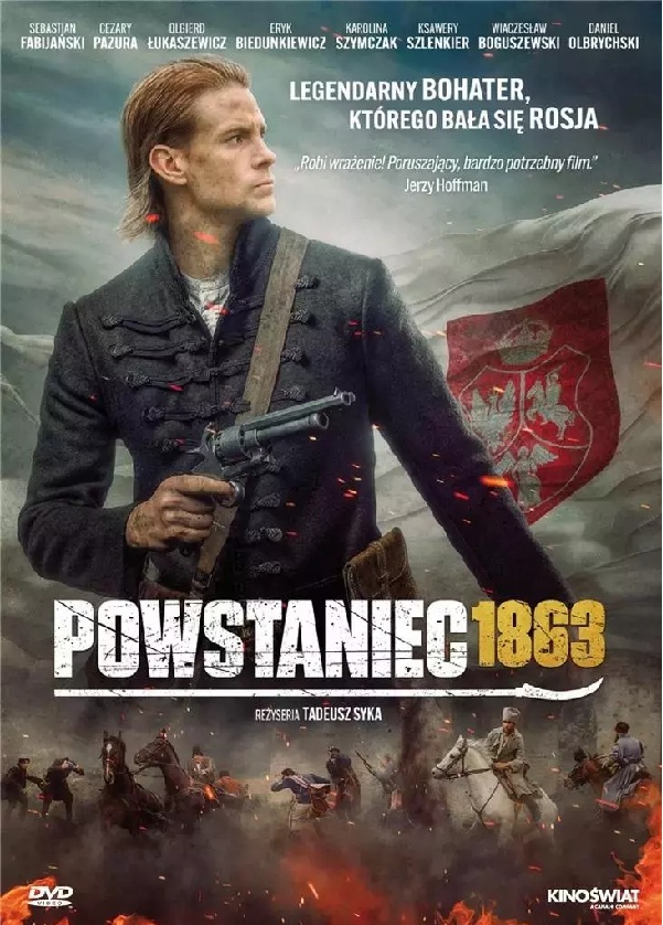 Na pierwszym planie powstaniec styczniowy z bronią palną w prawej ręce. W tle jeźdźcy na koniach i czerwona chorągiew.