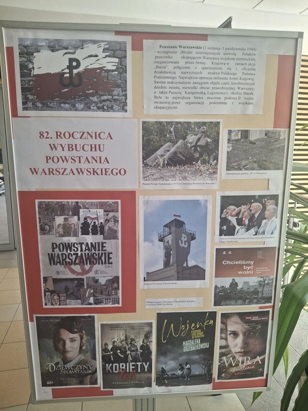 Tablica wprowadzająca do wystawy o Powstaniu Warszawskim